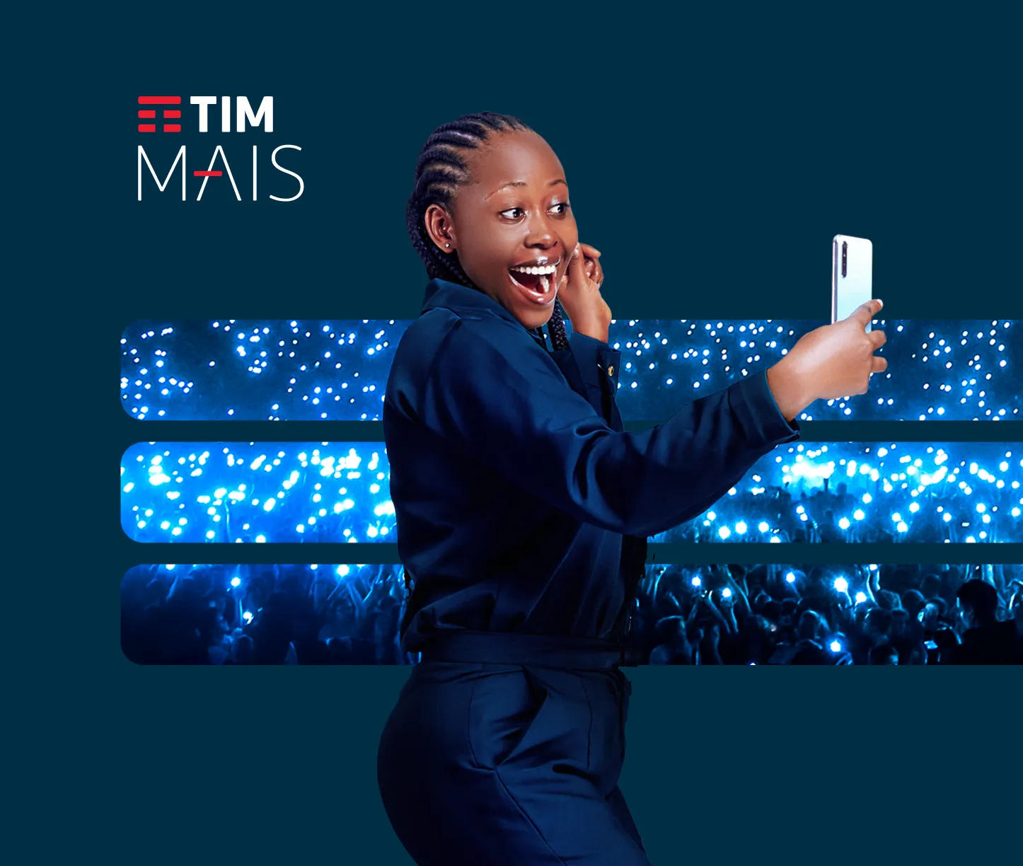 Homem segura celular pós-pago TIM e vive experiências no TIM Mais.