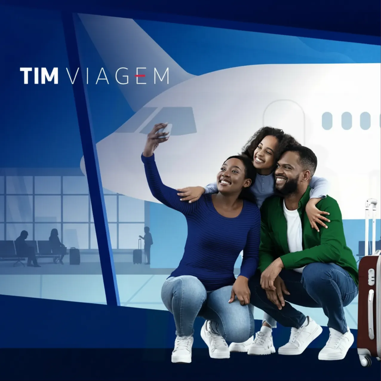 Familia tirando selfie com bagagem ao lado