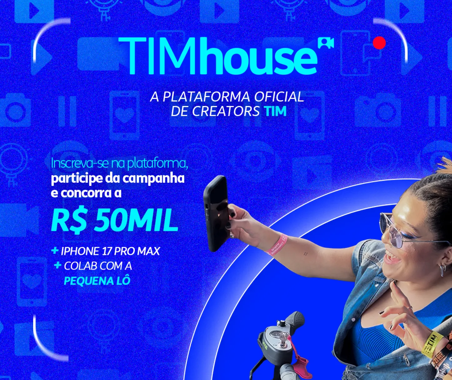 Mulher sorrindo, tirando selfie com celular em um fundo azul