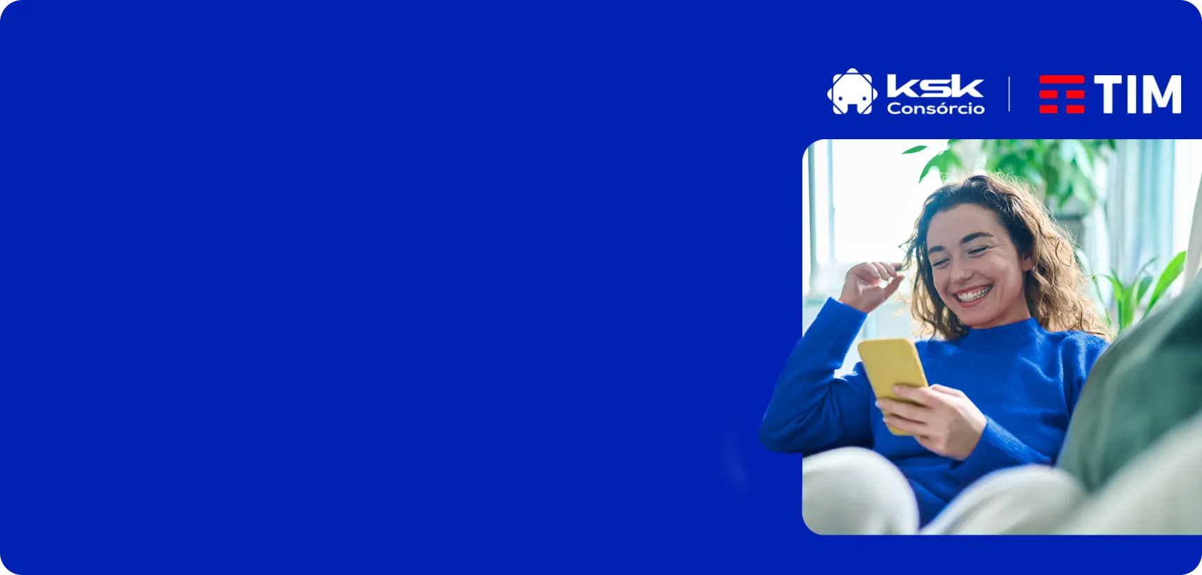 Mulher jovem sentada no sofá sorri olhando o celular, logotipo TIM e Consórcio KSK na parte superior